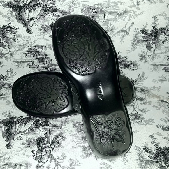 NWOT Clarks Gray Mules - Picture 8 of 8